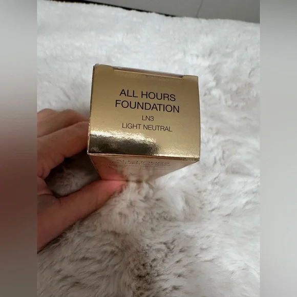 Yves Saint Laurent All Hours Foundation in Gold Packaging LN3 - Picture 3 of 5